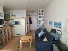 Wohnbereich mit Bücherwand